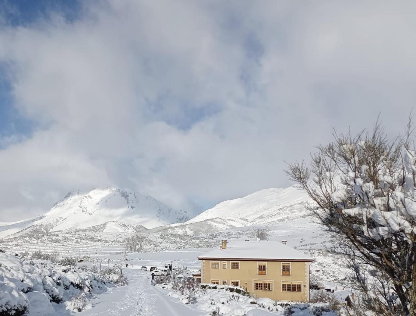 Hotel Pico Espiguete Alba De Los Cardanos Bagian luar foto